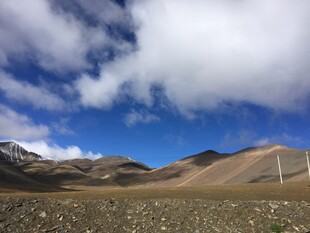 高原风光 蓝天白云下的山脉