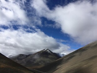 蓝天白云下的壮丽山脉