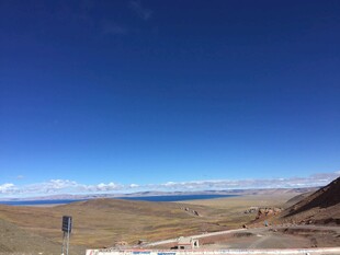 广阔蓝天草原公路风景