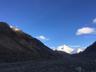 壮丽雪山山谷风景