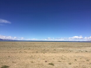 广阔荒原上的晴朗蓝天