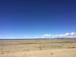 广袤荒原上的晴朗蓝天