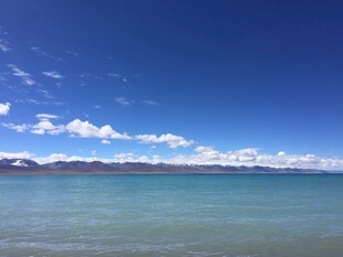 碧海蓝天的宁静海滨风光