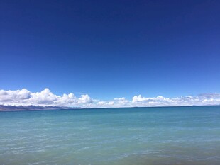 碧海蓝天的美丽海滨风光