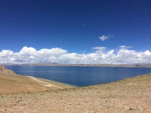 广阔蓝天与静谧湖泊美景