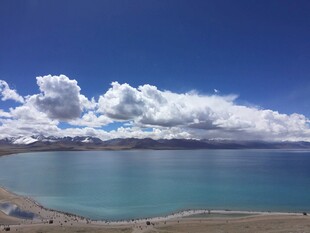 湛蓝湖畔的美丽天空