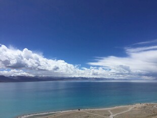 美丽的蓝色湖泊与白云