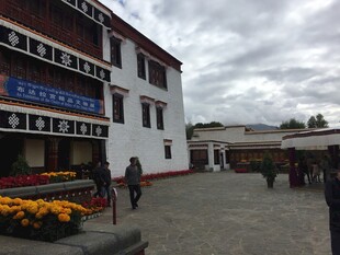 西藏风格建筑前的热闹场景