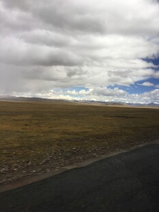 草原公路上的多云天空