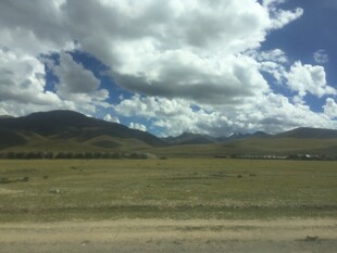 草原蓝天远山风景图