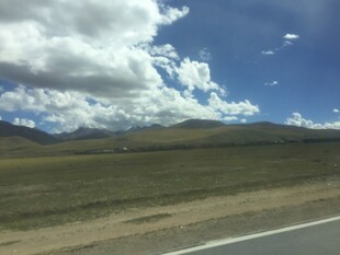 公路边的辽阔草原与蓝天