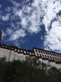 布达拉宫一角的蓝天白云