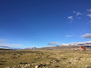 广阔荒原上的晴朗蓝天