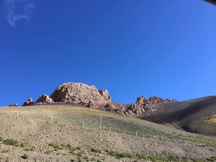 蓝天映衬下的壮丽山景