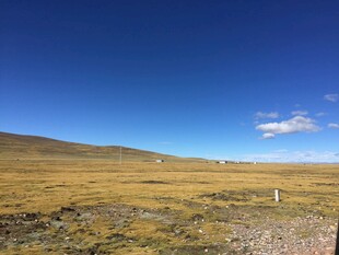 广袤草原上的蓝天美景