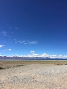 广阔荒原上的蓝天美景