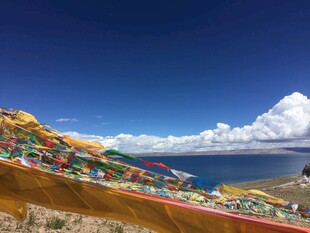 高原湖畔五彩经幡美景