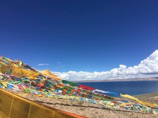 西藏湖畔五彩经幡美景