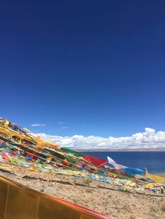 湖畔五彩经幡迎风飘扬