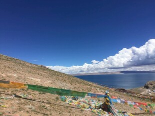 高原湖畔经幡飘扬美景