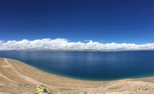 湛蓝湖畔的壮阔美景