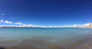 碧海蓝天的美丽海滨风光