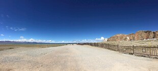 空旷荒原中的开阔道路