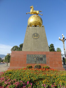 金色雕塑矗立花坛之上