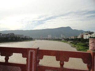 河畔栏杆处的山水景致