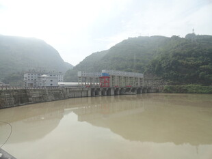 大坝旁的浑浊水域景观