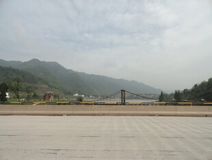 开阔广场与远山景色