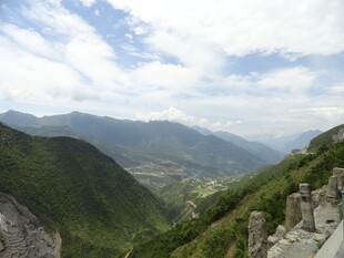 壮丽山景俯瞰图