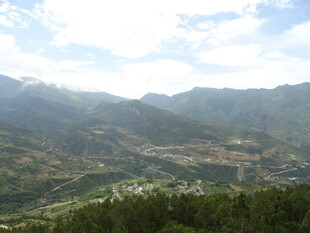 山间美景 绿意盎然的山谷