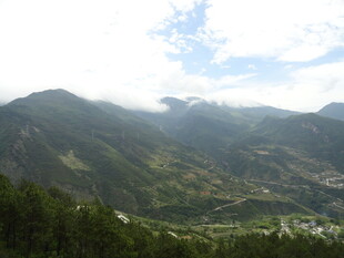 山峦叠翠间的秀丽风光