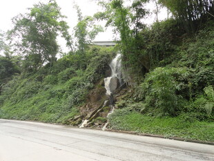 路边山体滑坡景象