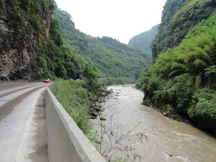 山间公路伴蜿蜒河流