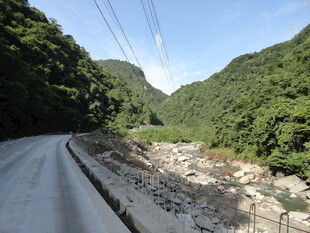 山间蜿蜒公路与葱郁山林