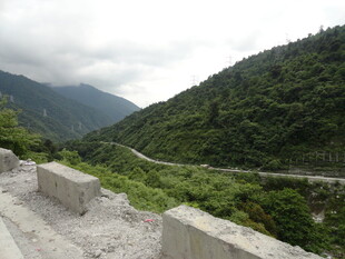 山间蜿蜒公路风景