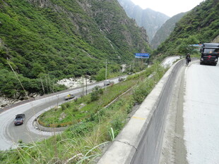 蜿蜒山间公路风景