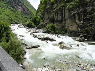 山间湍急溪流穿岩石而过