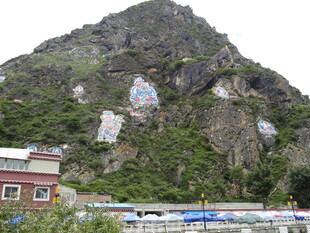 山景旁的多彩建筑景观