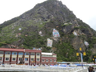 山脚下的建筑与山体景观