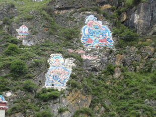 山崖上的彩色佛教手印