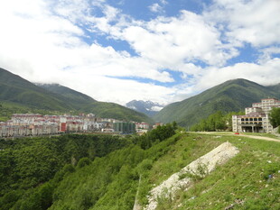 山间美景 绿野与建筑相映