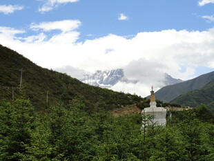 山林中的白色建筑与远山