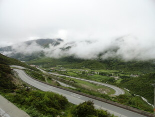 山间云雾缭绕的蜿蜒公路