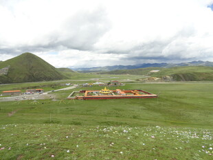 草原上的多彩建筑景观