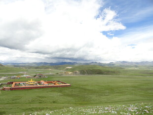 草原风光与多彩建筑景观