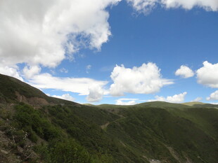 青山蓝天间的秀丽风光