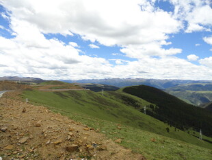 高山草原蓝天白云美景